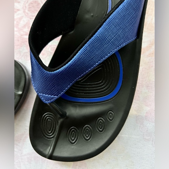Aerothotic Blue Black Size 8 Flip Flops Matte Gloss Metallic Sandals NEW - Picture 12 of 14